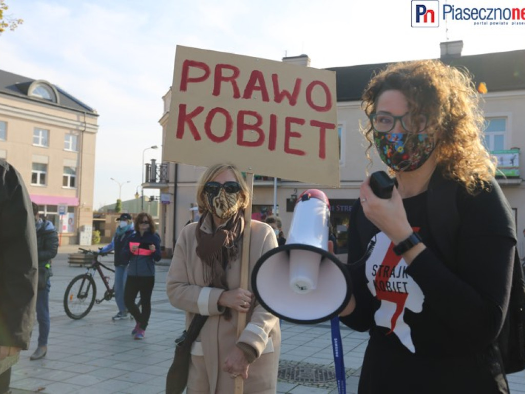 Fotorelacja z protestu kobiet na piaseczyńskim rynku [ZOBACZ FILM]