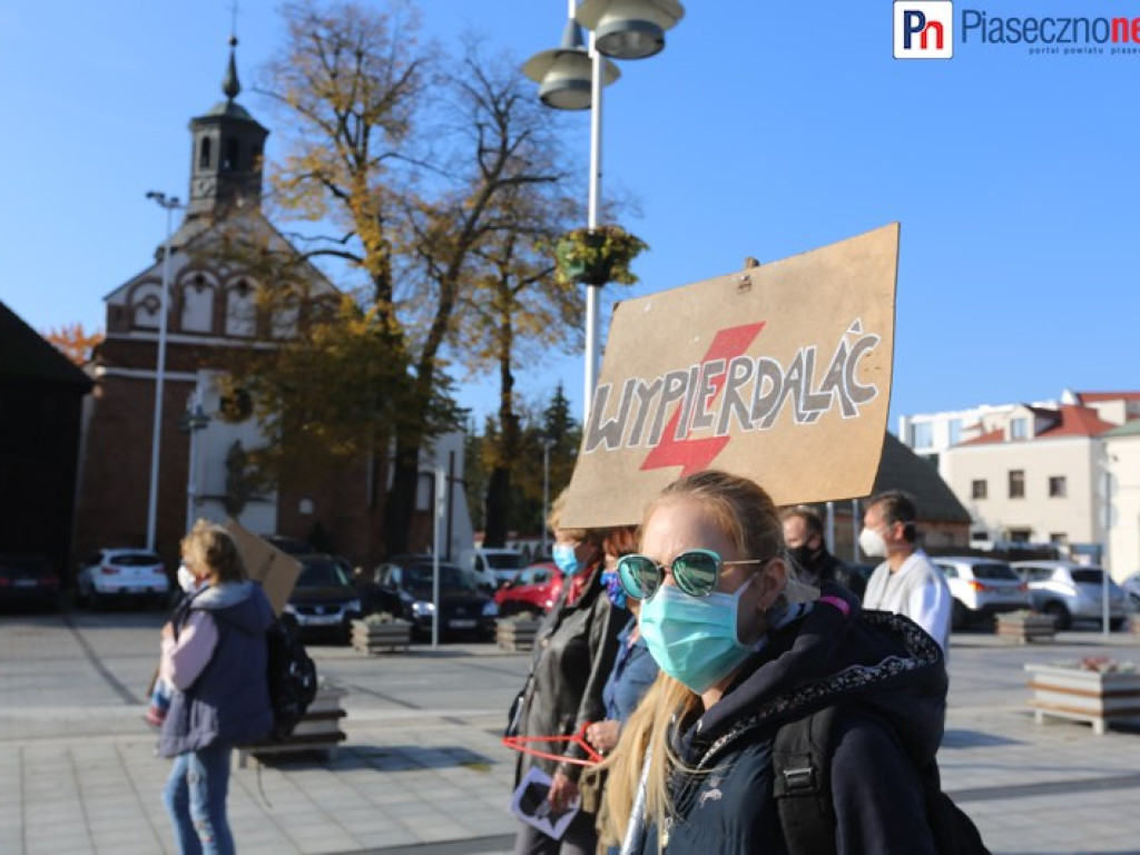 Fotorelacja z protestu kobiet na piaseczyńskim rynku [ZOBACZ FILM]