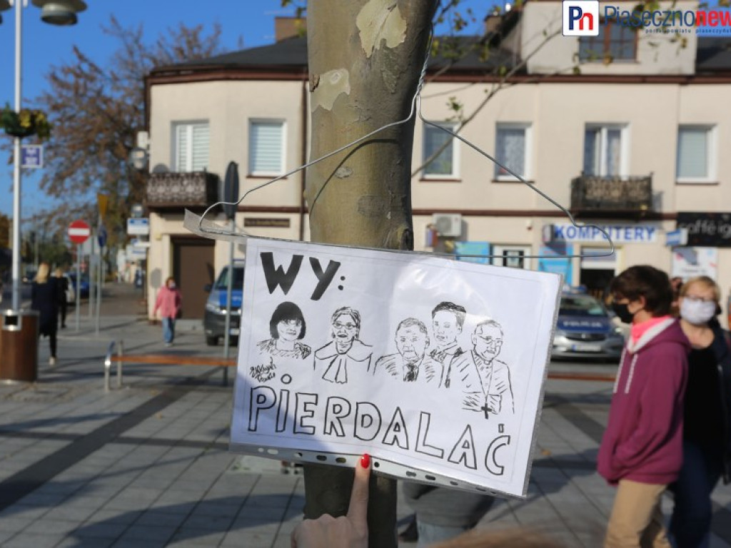 Fotorelacja z protestu kobiet na piaseczyńskim rynku [ZOBACZ FILM]