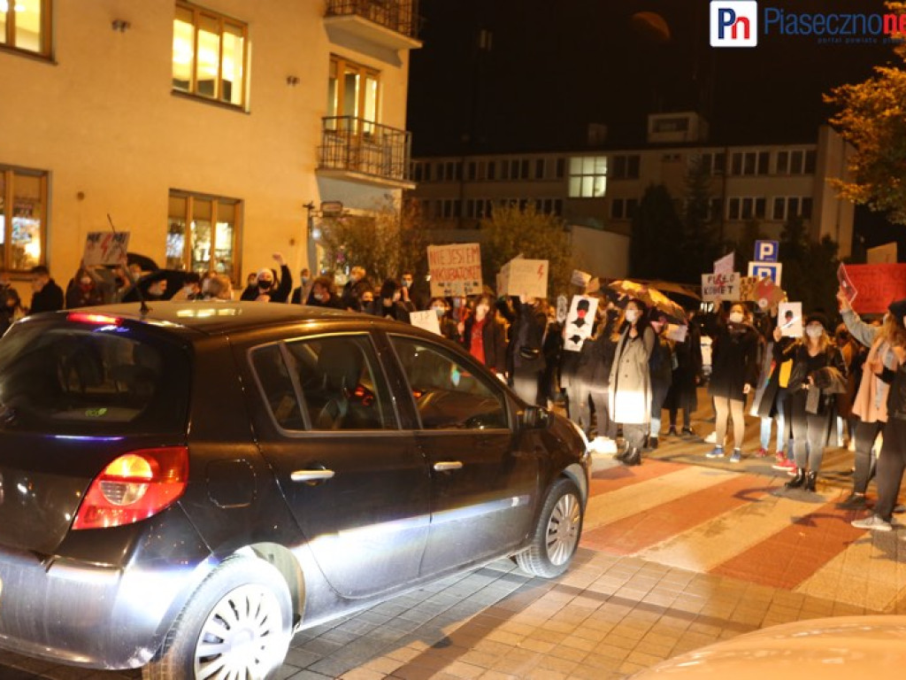 Antypisowska demonstracja przeszła ulicami Piaseczna [FILM]