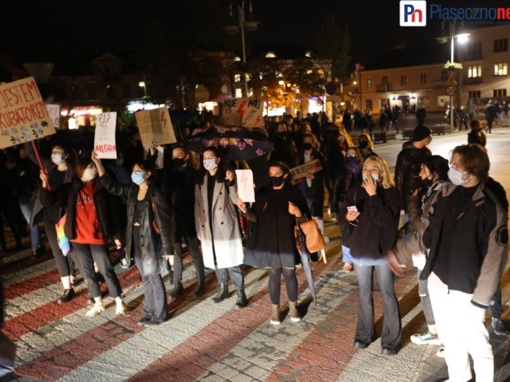Antypisowska demonstracja przeszła ulicami Piaseczna [FILM]