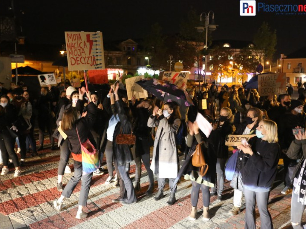 Antypisowska demonstracja przeszła ulicami Piaseczna [FILM]