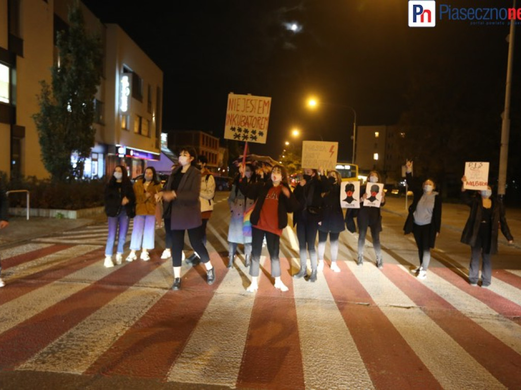 Antypisowska demonstracja przeszła ulicami Piaseczna [FILM]