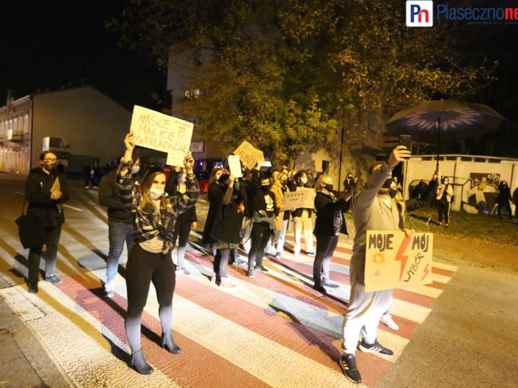 Antypisowska demonstracja przeszła ulicami Piaseczna [FILM]