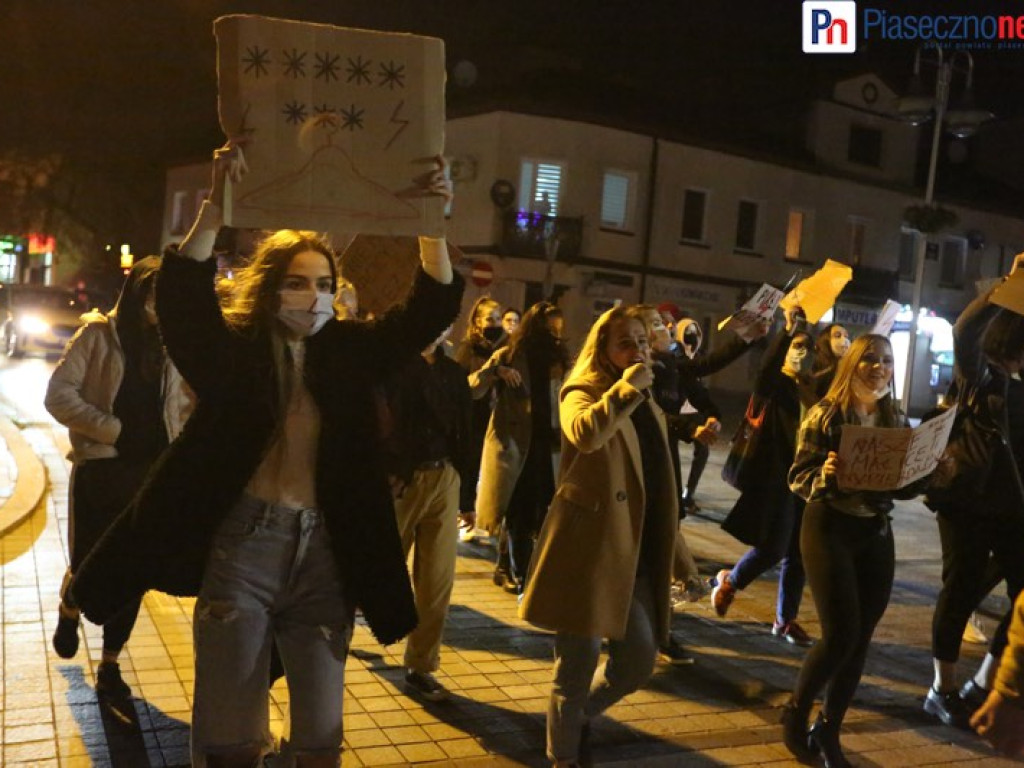 Antypisowska demonstracja przeszła ulicami Piaseczna [FILM]