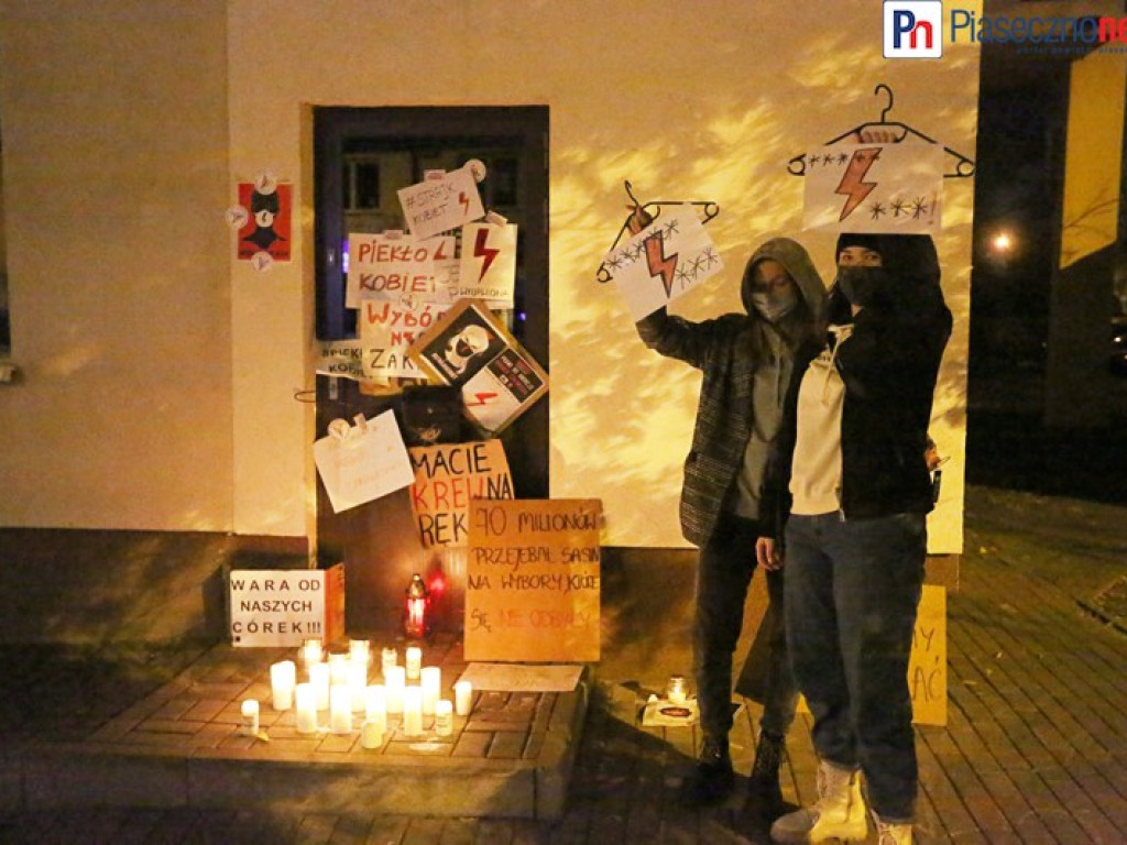 Antypisowska demonstracja przeszła ulicami Piaseczna [FILM]