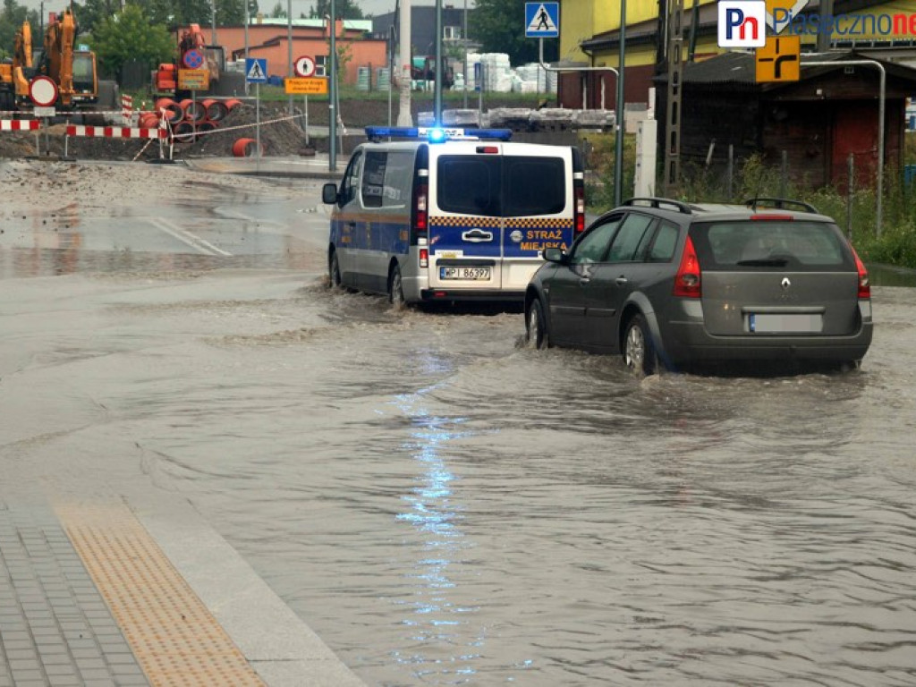 Ulewa zmieniła ulice w rzeki, woda wdarła się do garażu