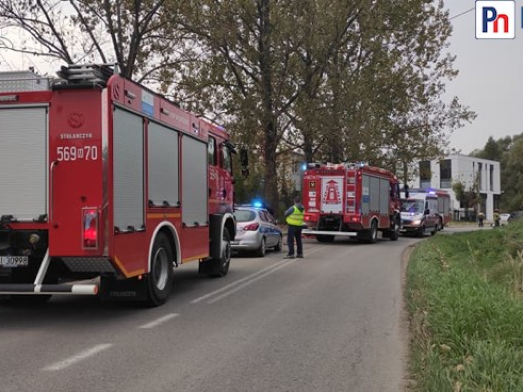 Koszmarny wypadek! Skodzie ucięło dach! Kierowca w stanie ciężkim