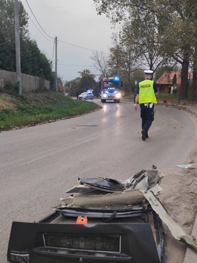 Koszmarny wypadek! Skodzie ucięło dach! Kierowca w stanie ciężkim
