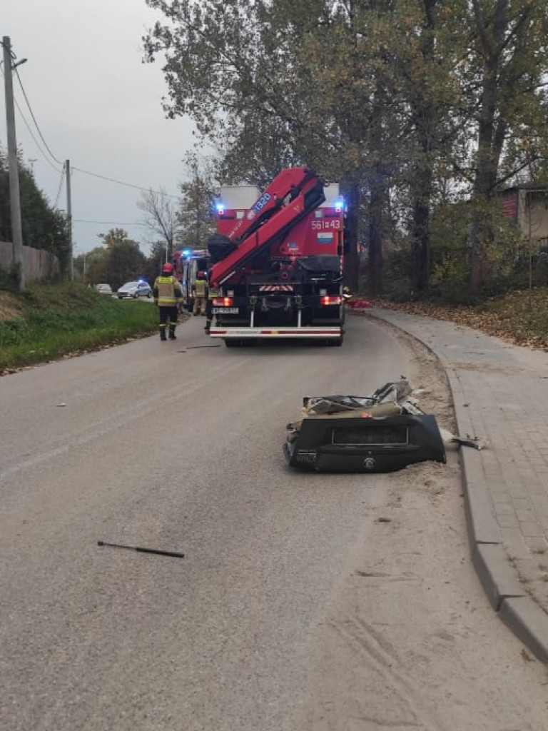 Koszmarny wypadek! Skodzie ucięło dach! Kierowca w stanie ciężkim