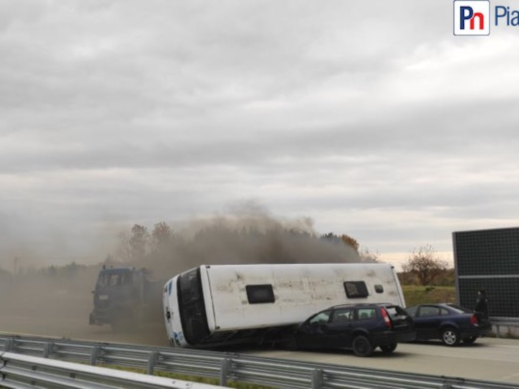 Wielki sprawdzian służb ratowniczych! Autobus przygniótł dwa samochody