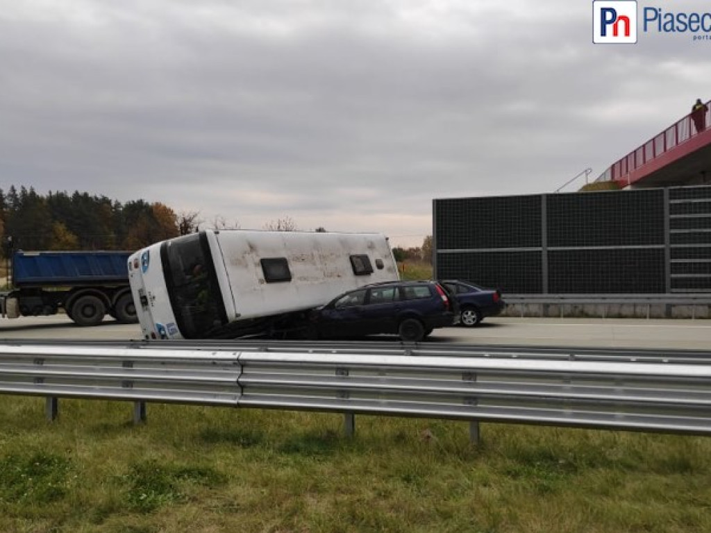 Wielki sprawdzian służb ratowniczych! Autobus przygniótł dwa samochody