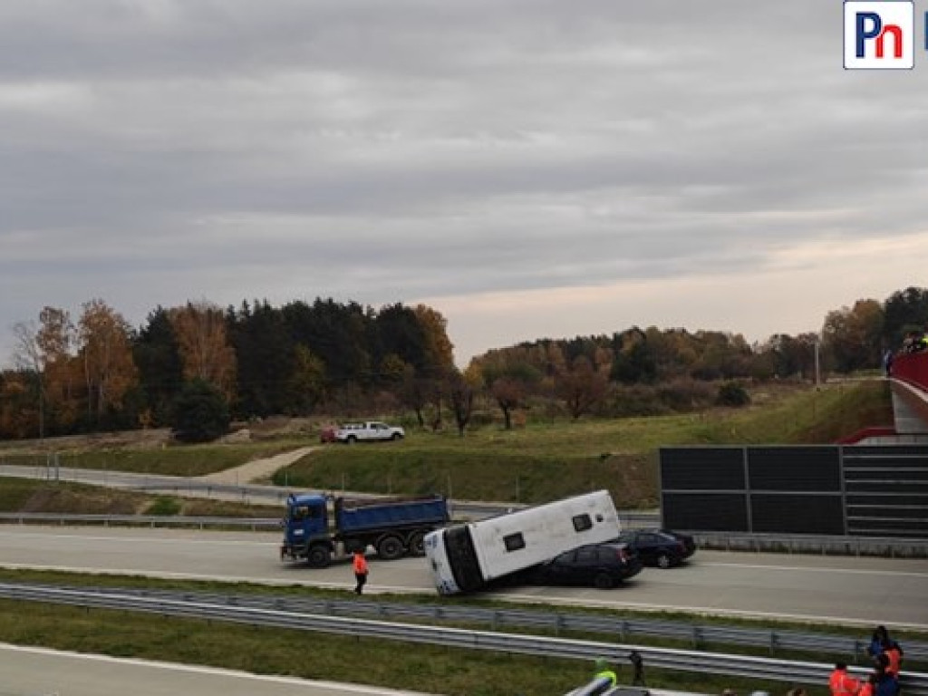 Wielki sprawdzian służb ratowniczych! Autobus przygniótł dwa samochody