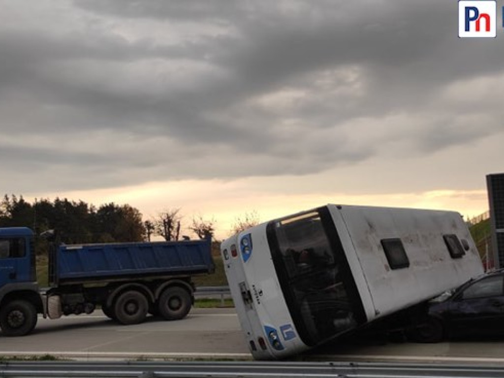 Wielki sprawdzian służb ratowniczych! Autobus przygniótł dwa samochody