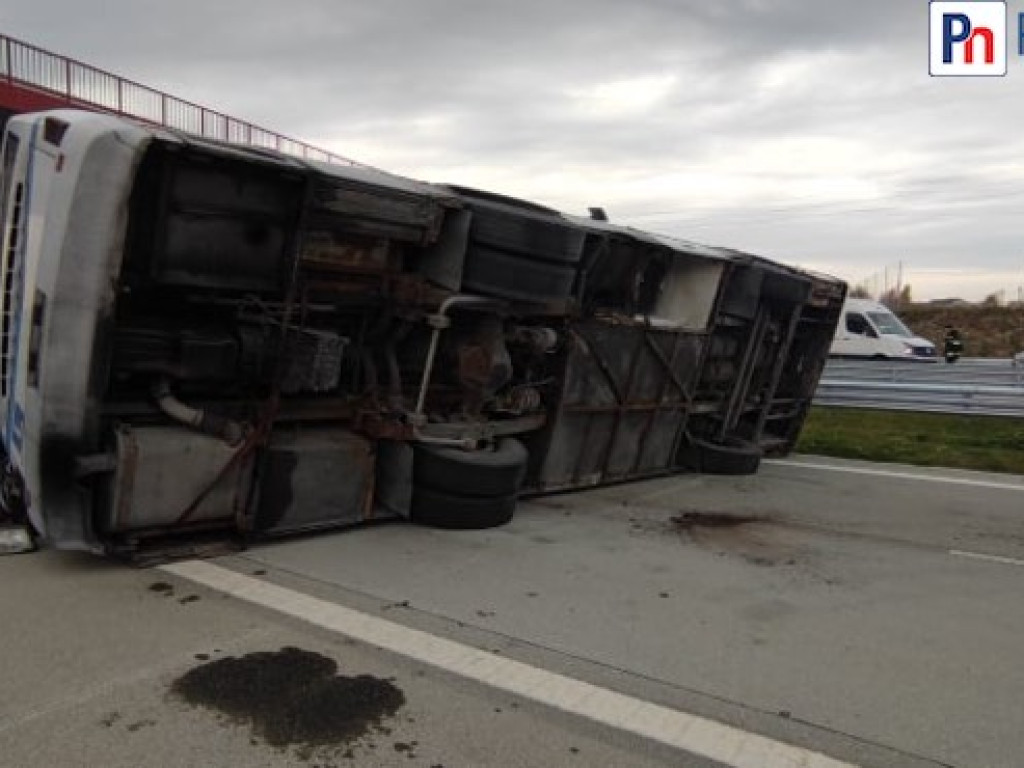 Wielki sprawdzian służb ratowniczych! Autobus przygniótł dwa samochody