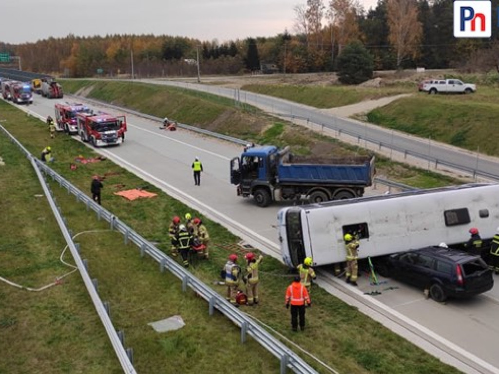 Wielki sprawdzian służb ratowniczych! Autobus przygniótł dwa samochody