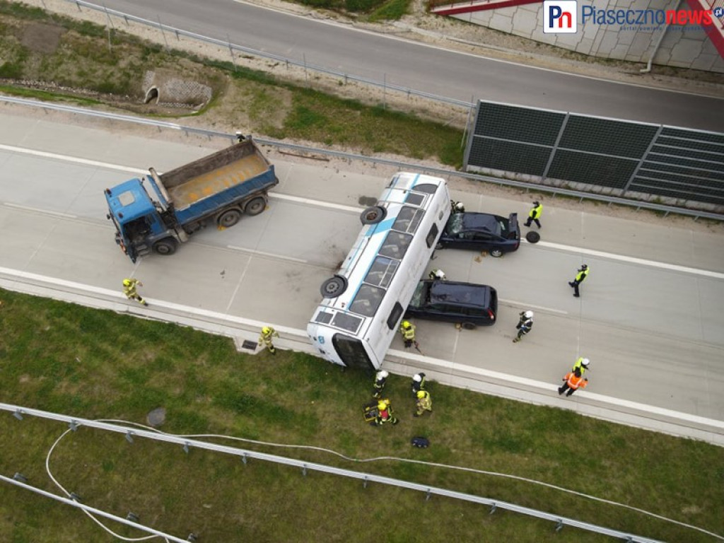 Wielki sprawdzian służb ratowniczych! Autobus przygniótł dwa samochody