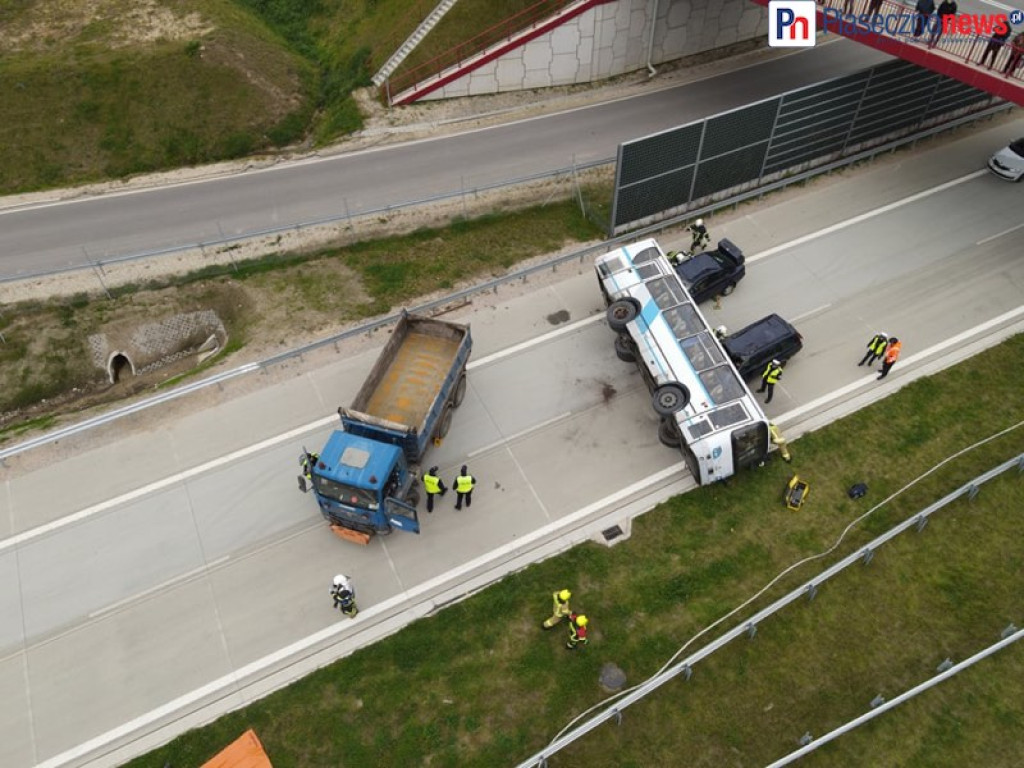 Wielki sprawdzian służb ratowniczych! Autobus przygniótł dwa samochody