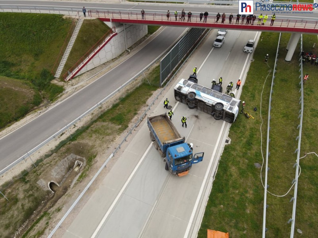Wielki sprawdzian służb ratowniczych! Autobus przygniótł dwa samochody
