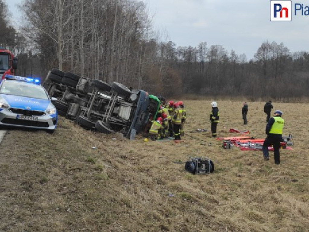 Ciężarówka przewróciła się na bok i runęła na pole