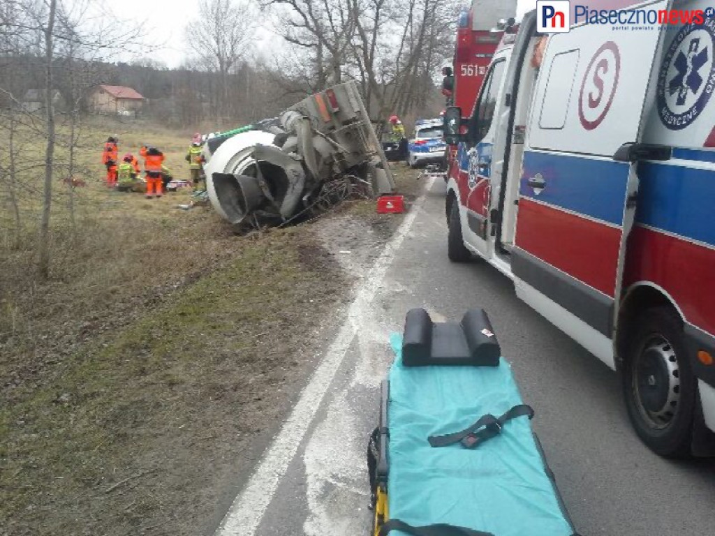 Ciężarówka przewróciła się na bok i runęła na pole