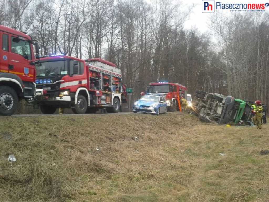 Ciężarówka przewróciła się na bok i runęła na pole