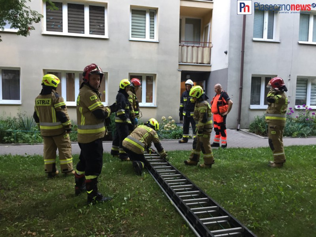 Strażacy weszli oknem