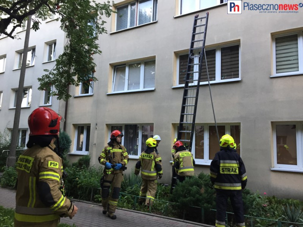 Strażacy weszli oknem