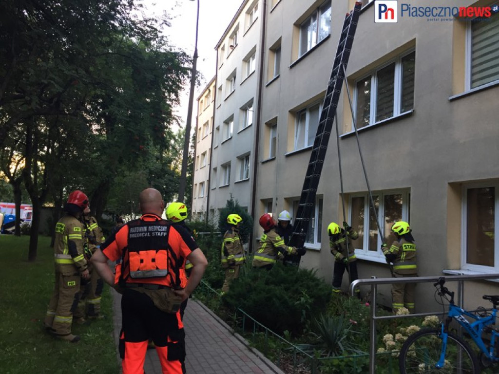 Strażacy weszli oknem
