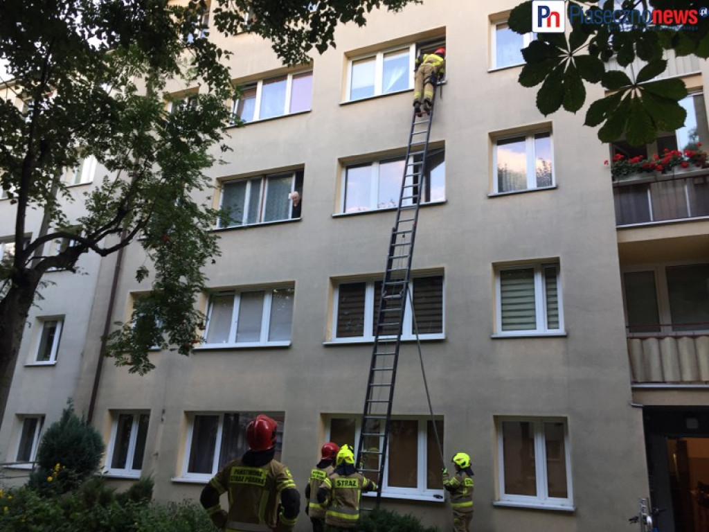 Strażacy weszli oknem