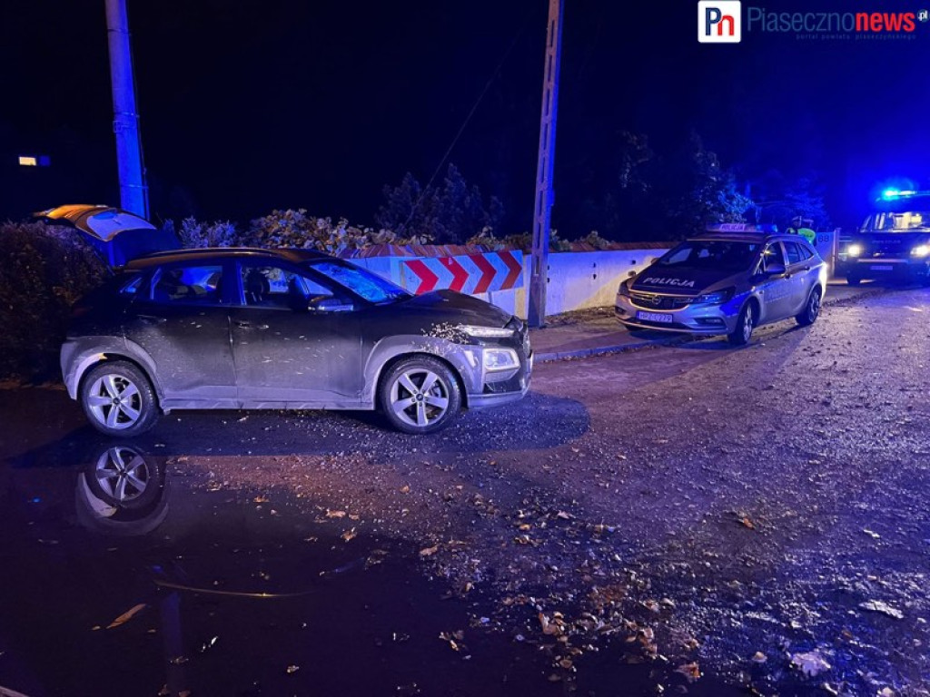 Policjant wjechał w ogrodzenie