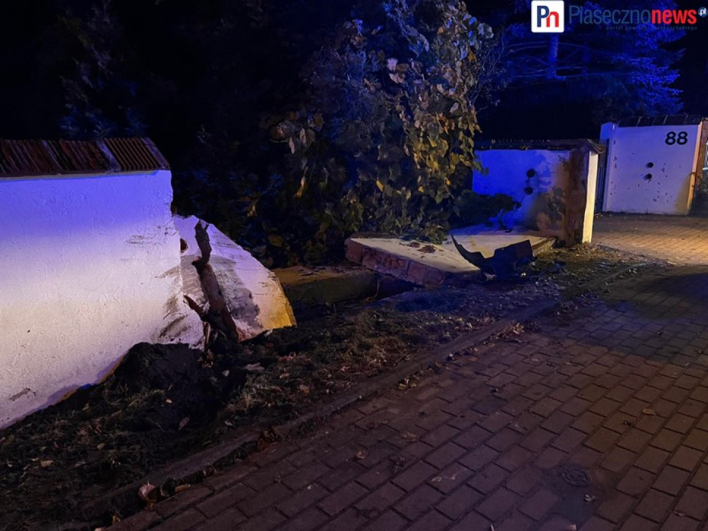 Policjant wjechał w ogrodzenie