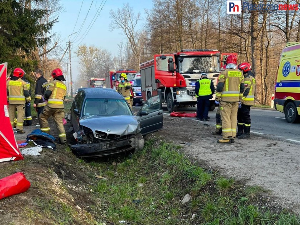 Wypadek na 79. Bwm w rowie, są ranni
