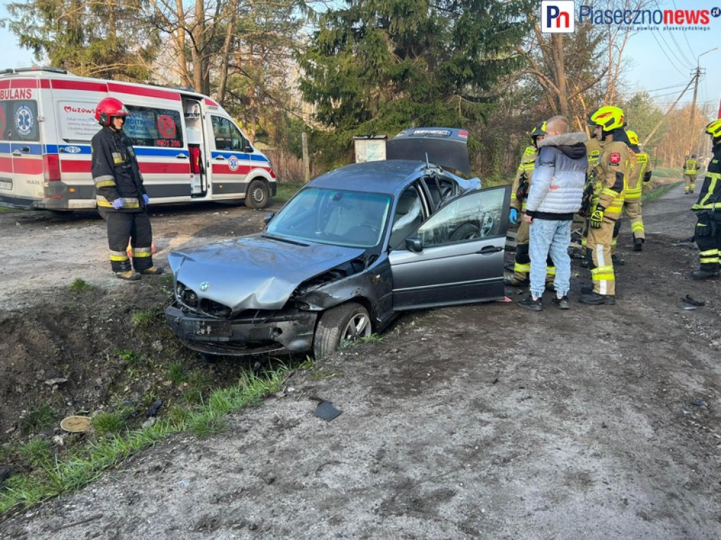 Wypadek na 79. Bwm w rowie, są ranni