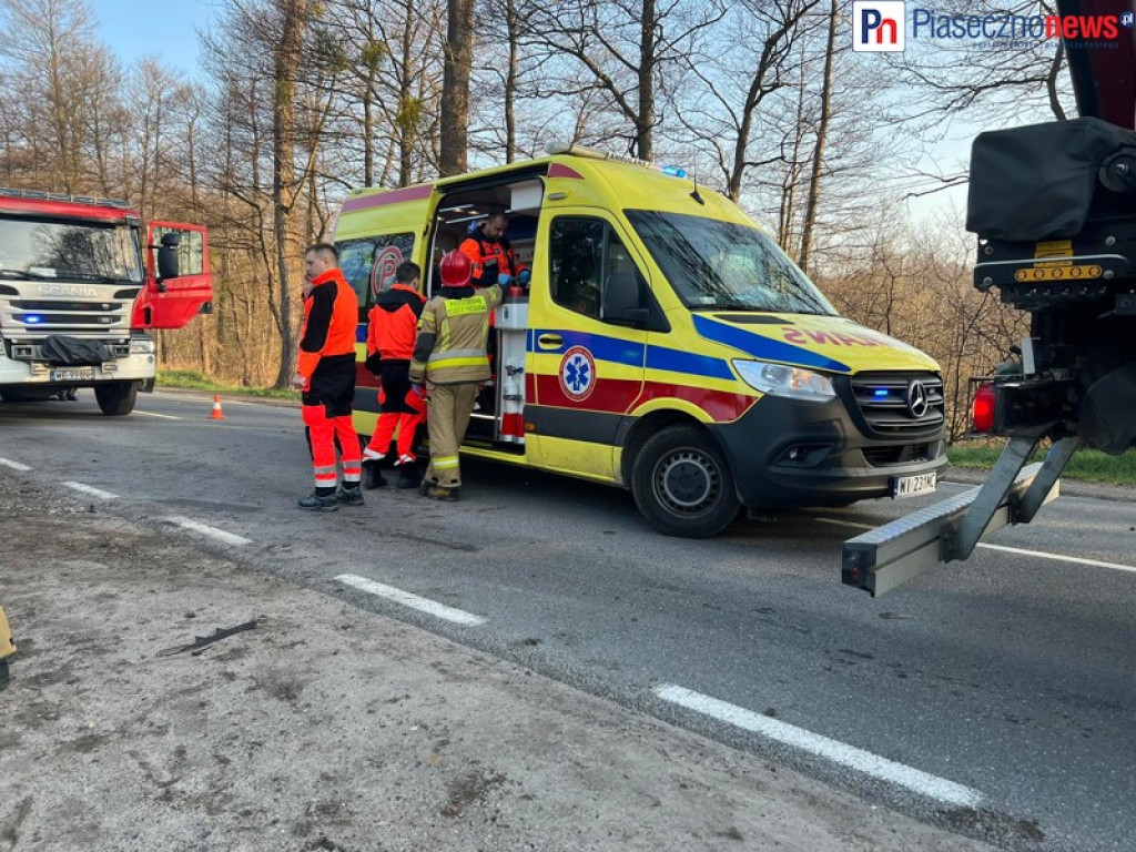 Wypadek na 79. Bwm w rowie, są ranni