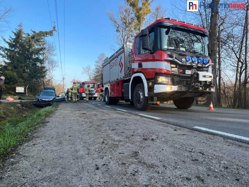Wypadek na 79. Bwm w rowie, są ranni