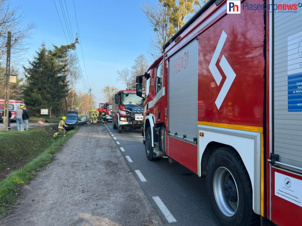 Wypadek na 79. Bwm w rowie, są ranni