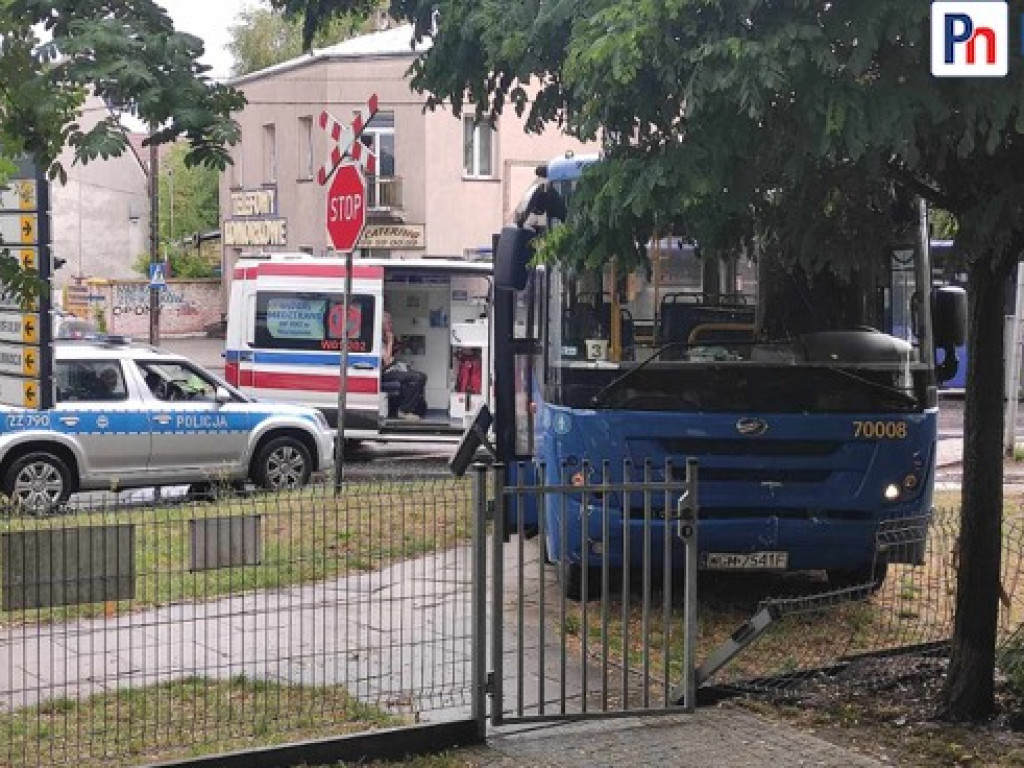 Autobus wjechał w ogrodzenie! Jak to się stało? Nie wiem