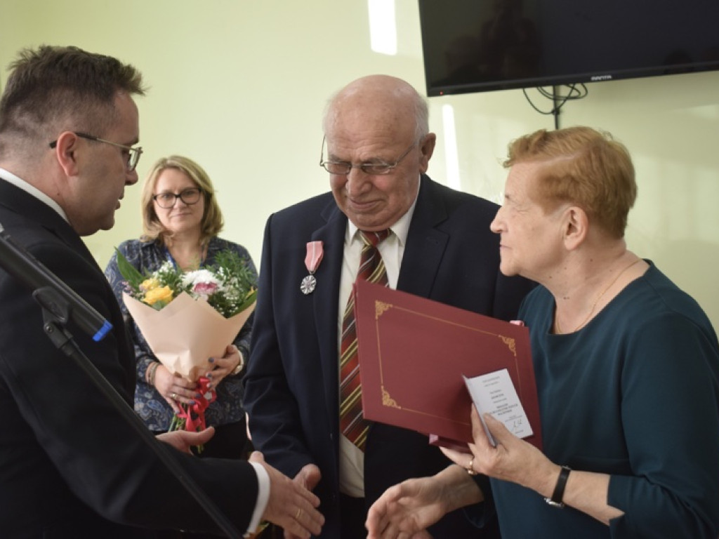 Wójt wręczył medale od Prezydenta RP szczęśliwym parom małżeńskim