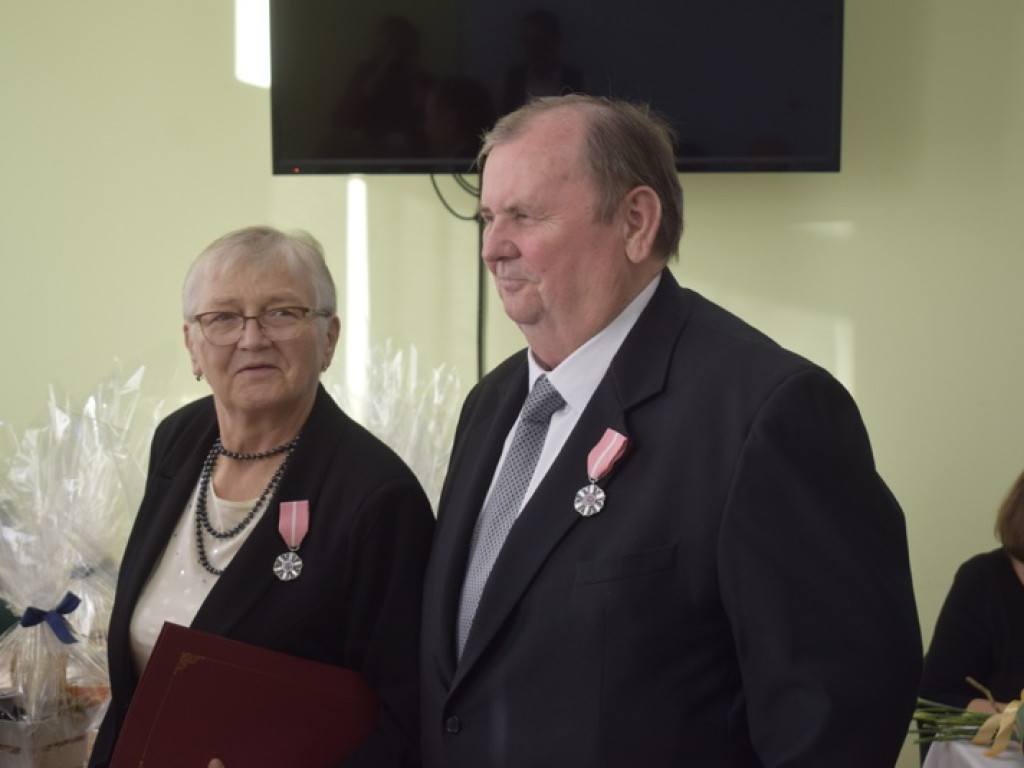 Wójt wręczył medale od Prezydenta RP szczęśliwym parom małżeńskim