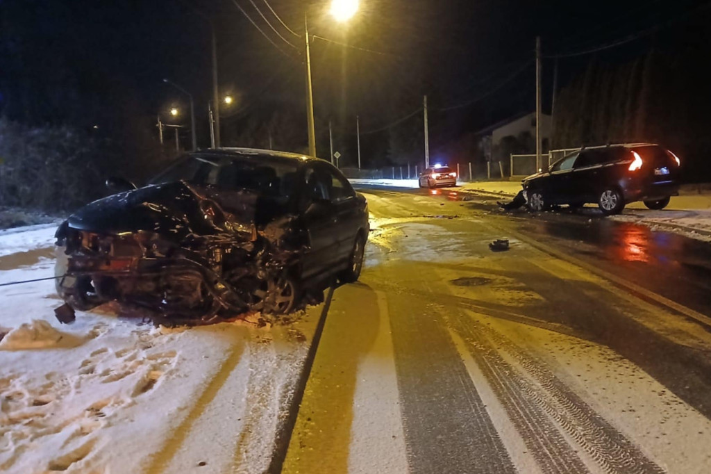 Wypadek w Jazgarzewie. Czołowe zderzenie dwóch aut