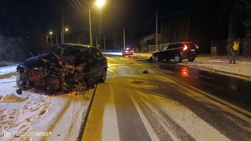 Wypadek w Jazgarzewie. Czołowe zderzenie dwóch aut