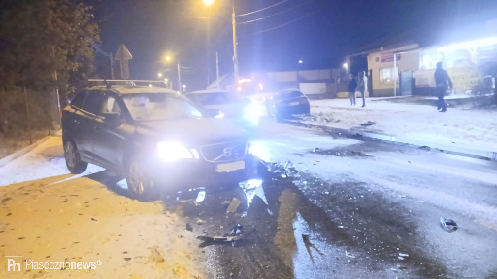 Wypadek w Jazgarzewie. Czołowe zderzenie dwóch aut