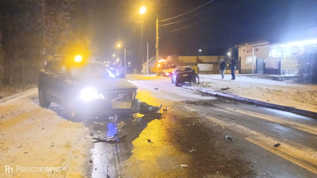 Wypadek w Jazgarzewie. Czołowe zderzenie dwóch aut