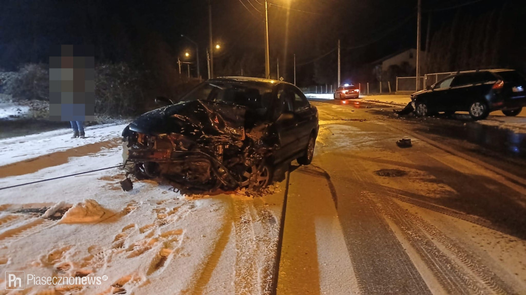 Wypadek w Jazgarzewie. Czołowe zderzenie dwóch aut