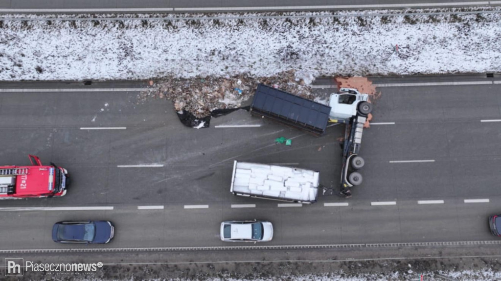 Ciężarówka przewróciła się na S7