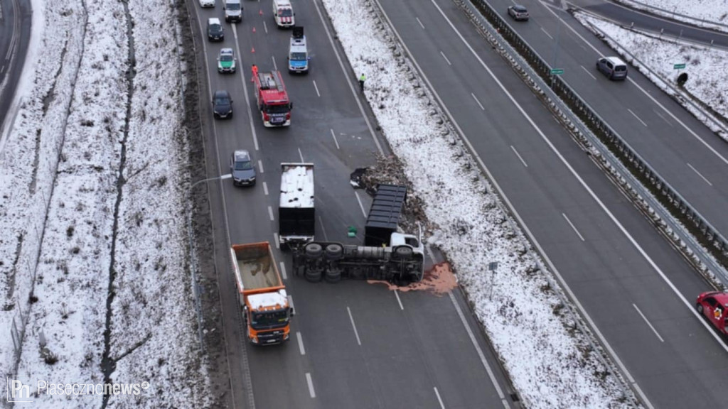 Ciężarówka przewróciła się na S7