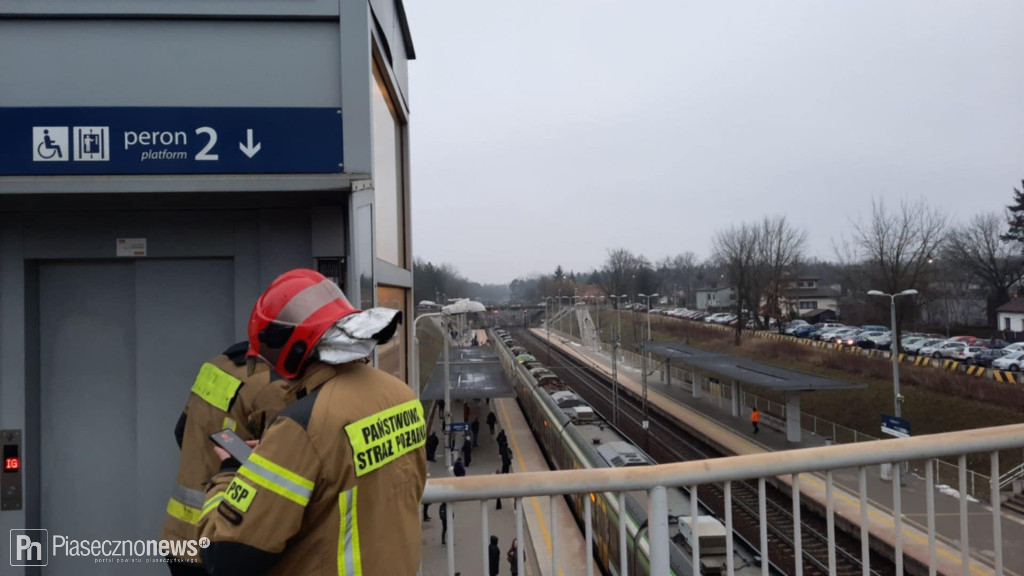 Strażacy uwolnili 10 osób z windy przy PKP!