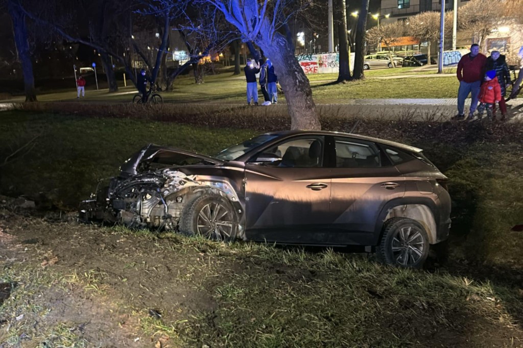 Ściął słup i wjechał do rowu