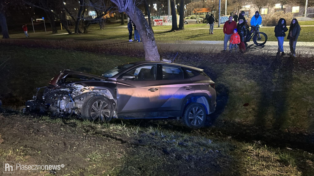 Ściął słup i wjechał do rowu